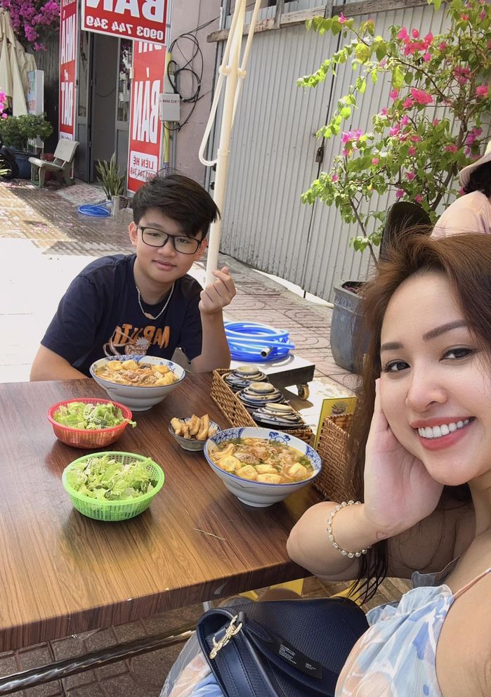 Con trai Vân Hugo ngày càng ra dáng thanh niên, được mẹ gọi là tri kỷ