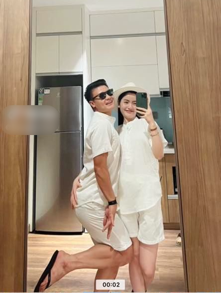Quang Hải tình tứ lộ diện trong ảnh chụp cùng bạn gái hơn tuổi