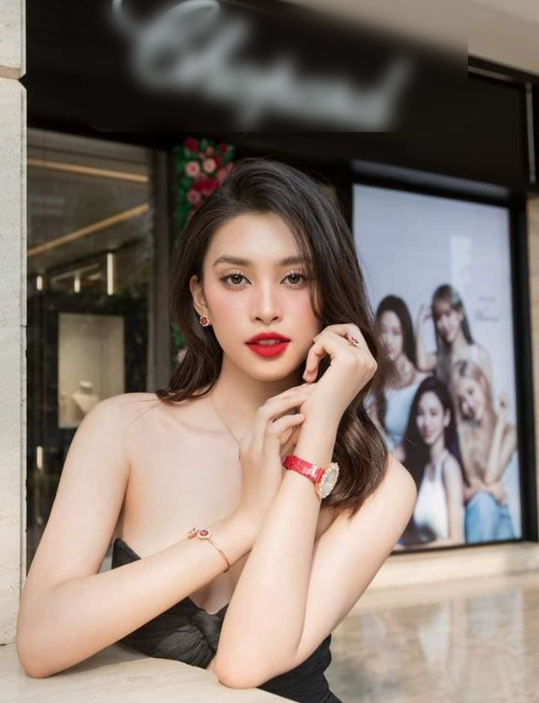 Tiểu Vy hở nhẹ nhàng ghi điểm khi đụng hàng H'Hen Niê, Ngọc Trinh
