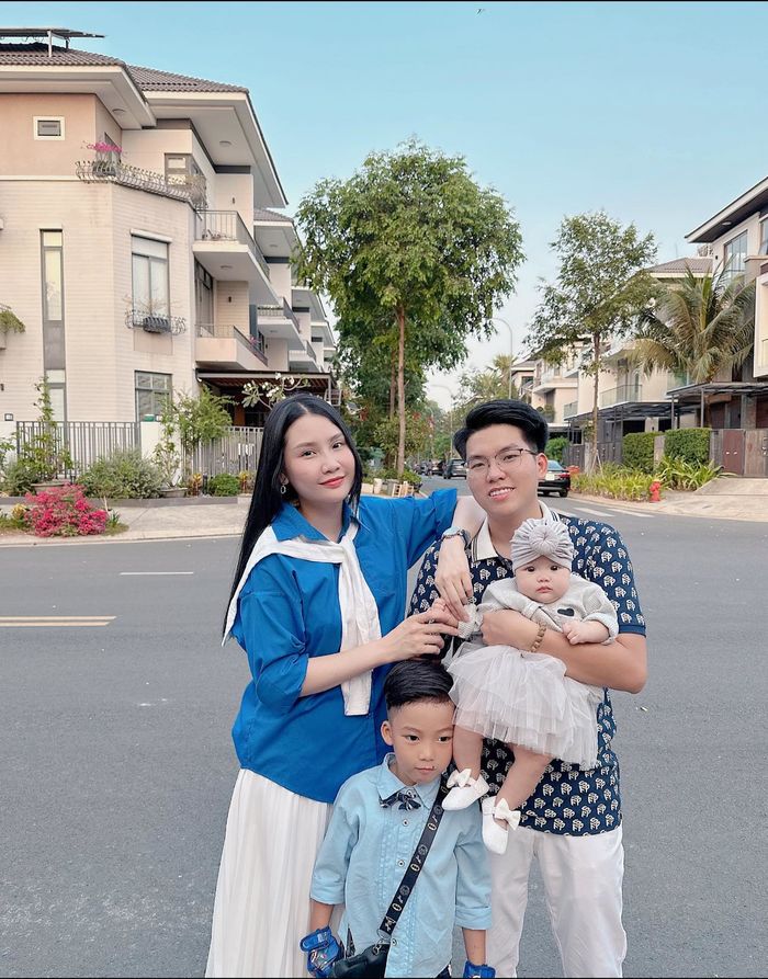 Cưới 4 năm sinh 3 bé, Thanh Trần khoe ảnh gia đình 5 người hạnh phúc