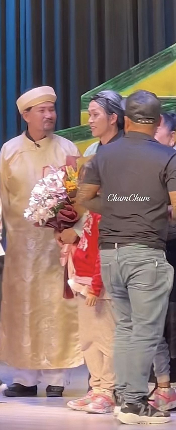 Hoài Linh nhận hoa mỏi tay, 2 nghệ sĩ gạo cội đứng cạnh bị bơ đẹp 
