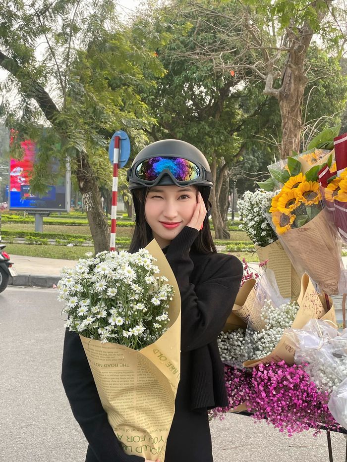 Ảnh hot sao Việt 7/3: Hoa hậu Thùy Tiên dọn rác cho mẹ chồng