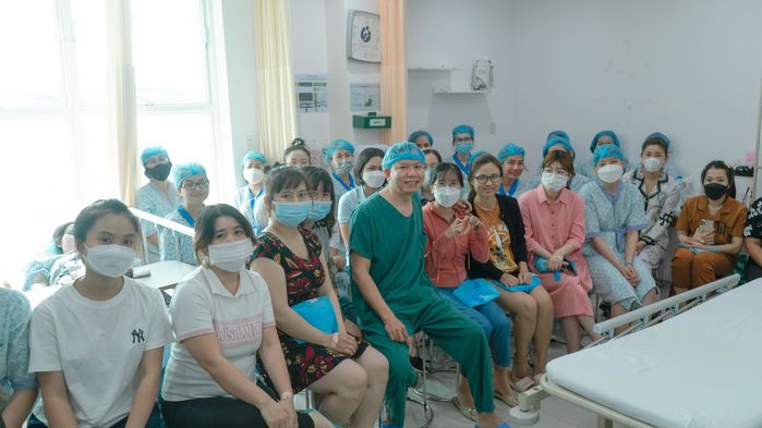 Bác sĩ đỡ đẻ ca sinh 5 đầu tiên ở Việt Nam nổi tiếng mát tay