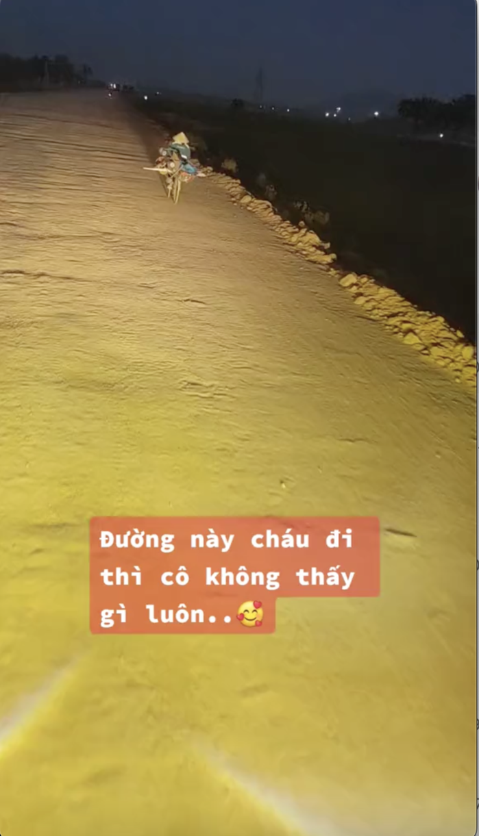 Bác tài xế có tâm soi đường cho cô đồng nát suốt đoạn dài