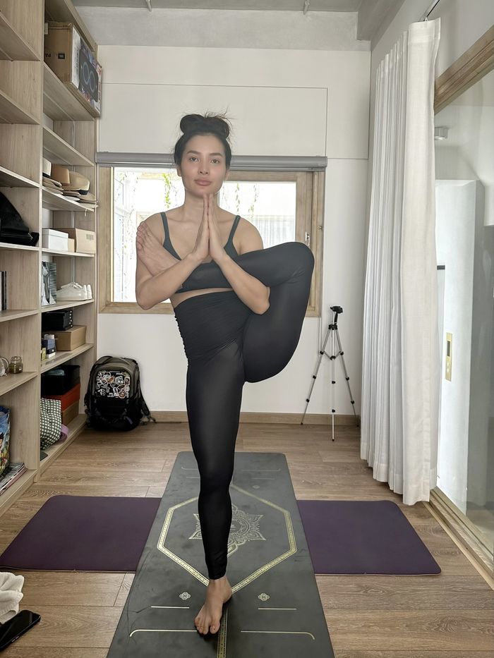Bất chấp bị ngăn cản, mẹ bầu Phương Trinh Jolie vẫn bật ngửa tập yoga