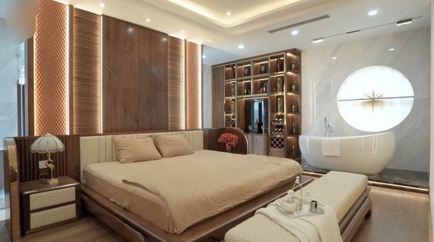 Biệt thự ở Đà Nẵng: Đèn chùm pha lê mạ vàng 24k, vòi tắm gần 200 triệu