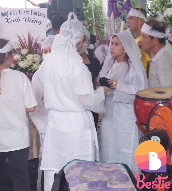 Bình Tinh lên tiếng khi bị trách tươi cười bên di ảnh cố NSƯT Vũ Linh