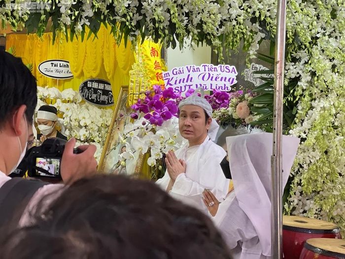 Bình Tinh tiều tụy, con gái ruột NSƯT Vũ Linh lộ diện trong đám tang
