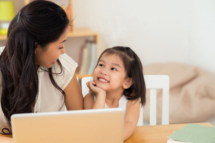 Không có tiền mua quà, cậu bé lấy hoa cũ tặng mẹ nhân ngày 8/3