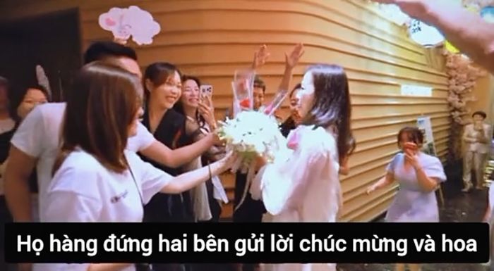Bố rơi nước mắt, chỉnh khăn voan khi chứng kiến con gái được cầu hôn