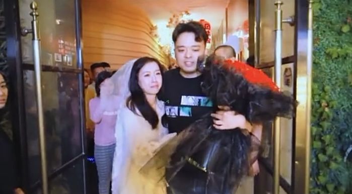 Bố rơi nước mắt, chỉnh khăn voan khi chứng kiến con gái được cầu hôn