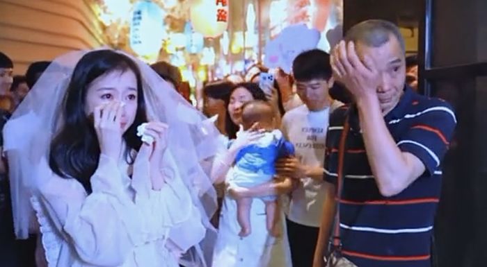 Bố rơi nước mắt, chỉnh khăn voan khi chứng kiến con gái được cầu hôn