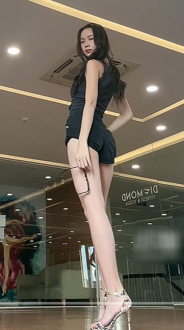 Cận đôi chân ăn tiền của Hoa hậu 1m85: App biết app buồn đó