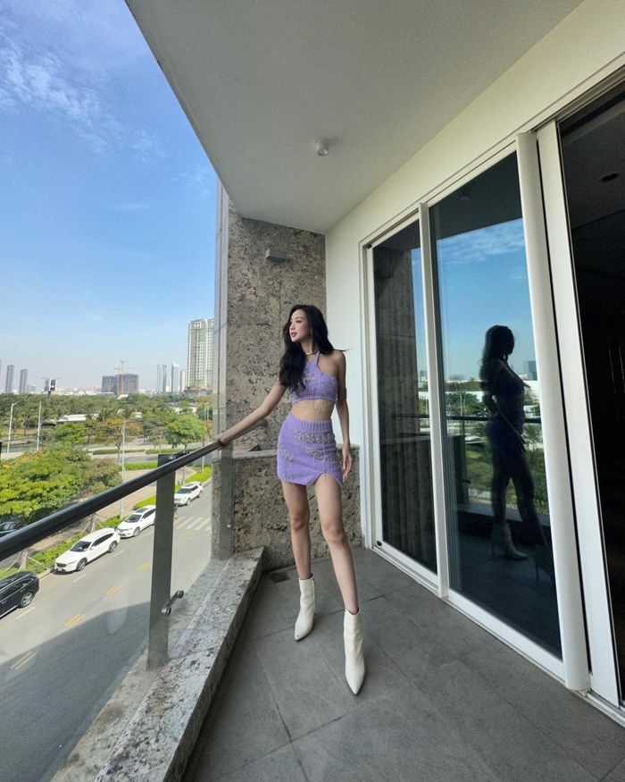 Cận đôi chân ăn tiền của Hoa hậu 1m85: App biết app buồn đó