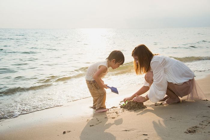 Cặp đôi chụp ảnh kỷ niệm sau khi ký đơn ly hôn: Mình yêu nhau xong rồi