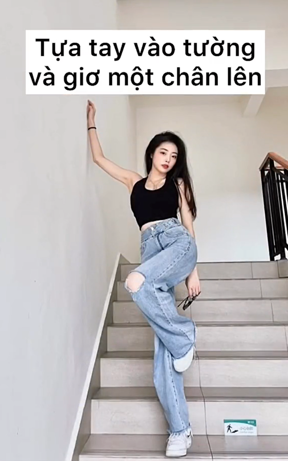 Chàng trai hướng dẫn chị em tạo dáng sống ảo điệu nghệ ở cầu thang