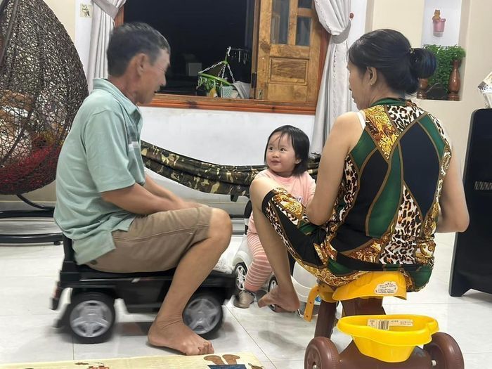 Ông ngoại dùng ảnh cháu làm hình nền, nhìn ngắm cả ngày không chán