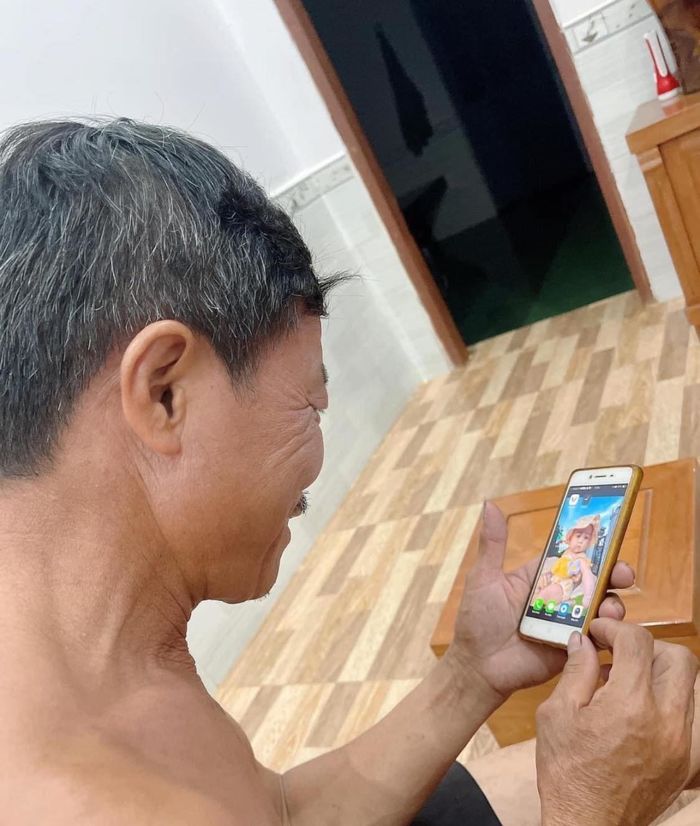 Ông ngoại dùng ảnh cháu làm hình nền, nhìn ngắm cả ngày không chán