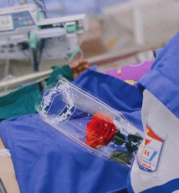 Chồng bệnh nặng vẫn nén đau mang hoa tặng vợ đang hôn mê