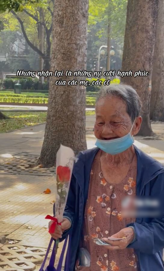 Chồng bệnh nặng vẫn nén đau mang hoa tặng vợ đang hôn mê