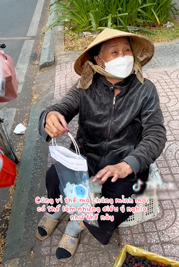 Chồng lãng mạn đặt bó hoa ở đầu giường, Thanh Trần lại thích tấu hài
