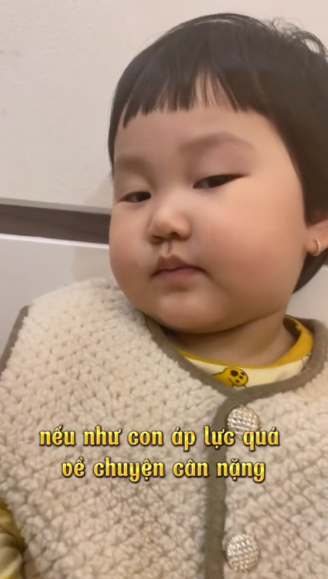 Cô bé làm netizen cười phì khi trả lời bố về cân nặng: Không cân nữa
