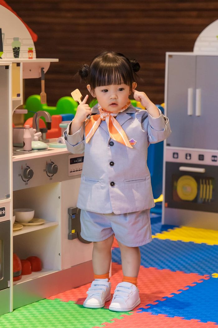 Ái nữ nhà Cường Đô La diện toàn đồ hiệu: Có set gần 30 triệu đồng