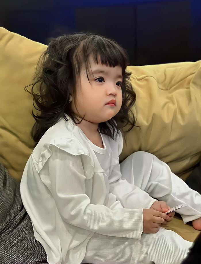Con gái Mạc Văn Khoa từng bị soi ít tóc, giờ phụ huynh tạo đủ kiểu