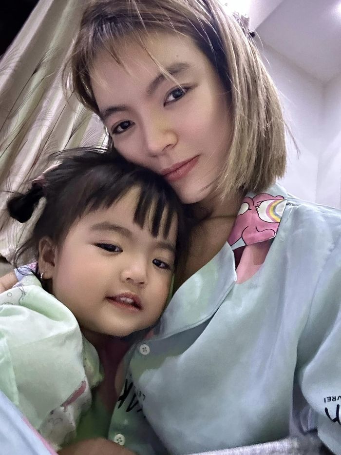 Con gái Mạc Văn Khoa từng bị soi ít tóc, giờ phụ huynh tạo đủ kiểu