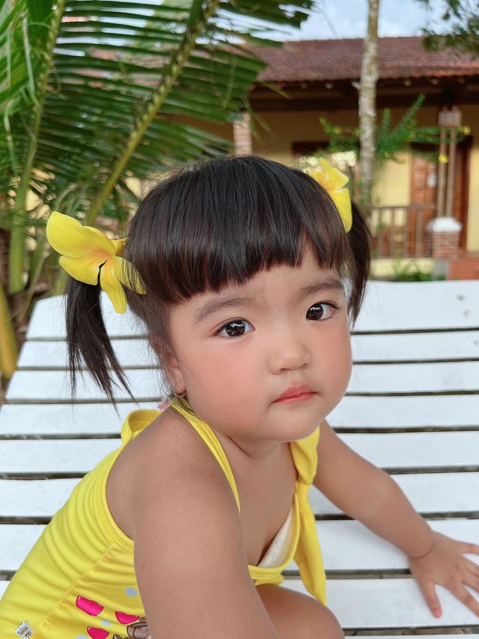 Con gái Mạc Văn Khoa từng bị soi ít tóc, giờ phụ huynh tạo đủ kiểu