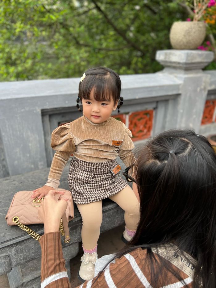 Con gái Mạc Văn Khoa từng bị soi ít tóc, giờ phụ huynh tạo đủ kiểu