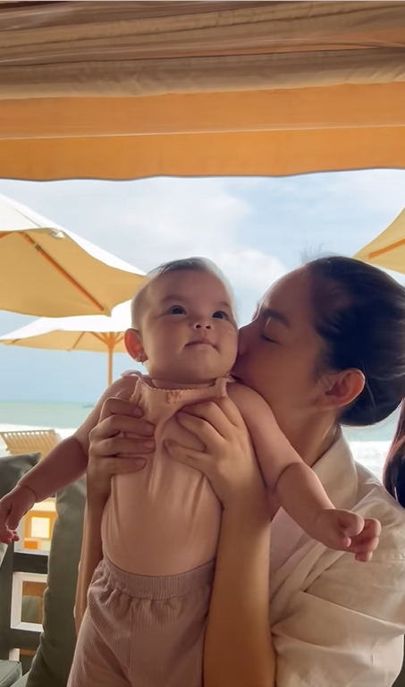 Con gái Phạm Quỳnh Anh nhìn camera là cười, ngày càng rõ nét giống mẹ
