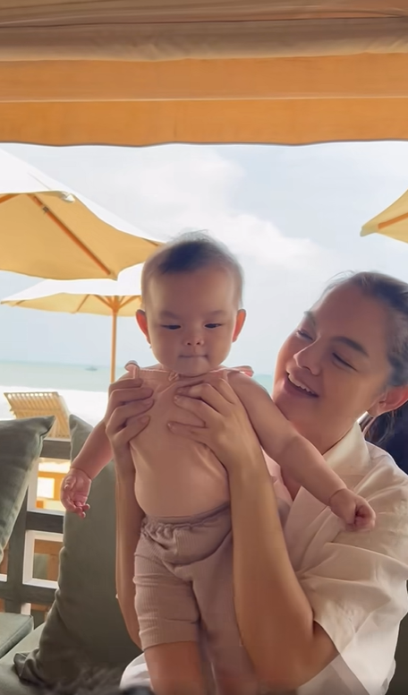 Con gái Phạm Quỳnh Anh nhìn camera là cười, ngày càng rõ nét giống mẹ