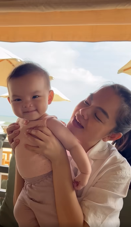 Con gái Phạm Quỳnh Anh nhìn camera là cười, ngày càng rõ nét giống mẹ