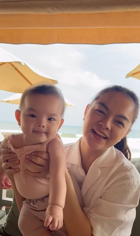 Con gái Phạm Quỳnh Anh nhìn camera là cười, ngày càng rõ nét giống mẹ