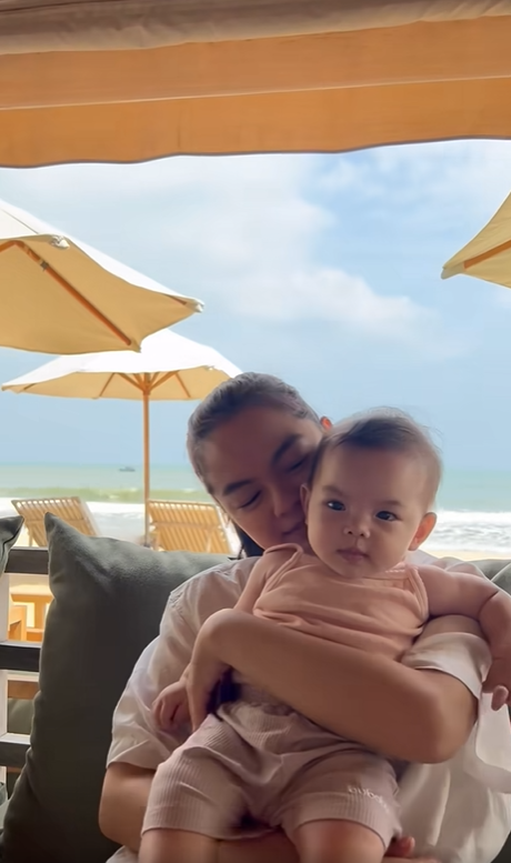 Con gái Phạm Quỳnh Anh nhìn camera là cười, ngày càng rõ nét giống mẹ