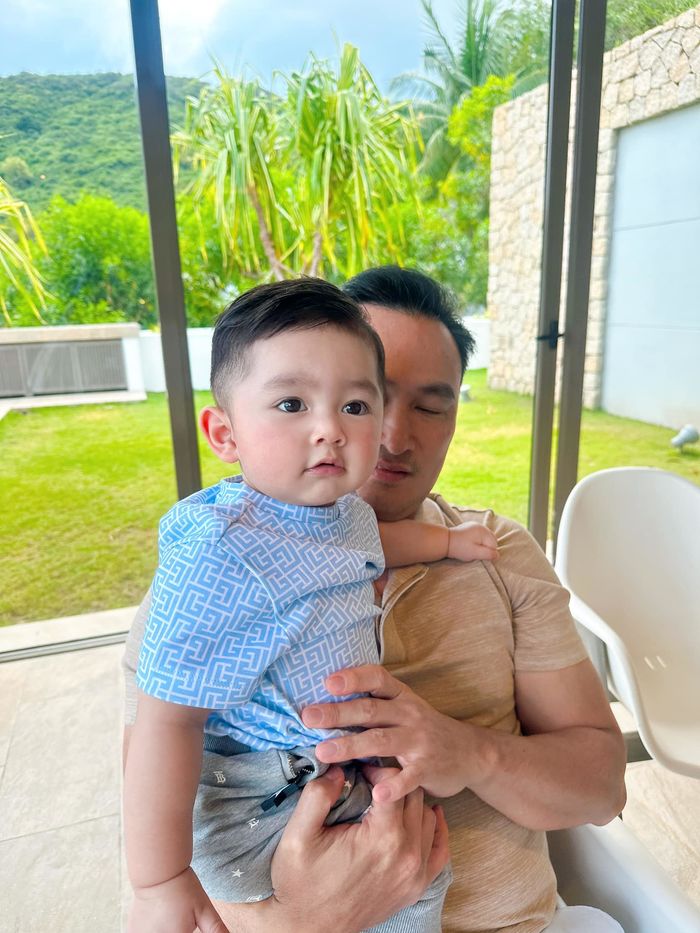 Con trai Chi Bảo nhún nhảy theo hit See Tình cực yêu