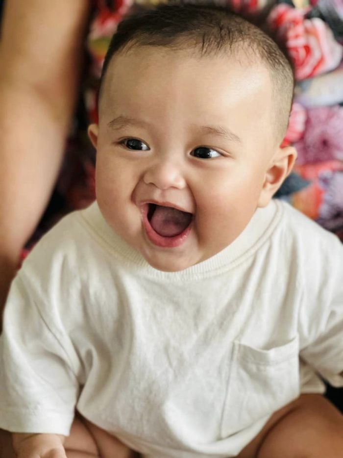 Con trai Dương Lâm 7 tháng tuổi được ba tìm vợ, vàng đeo đỏ tay
