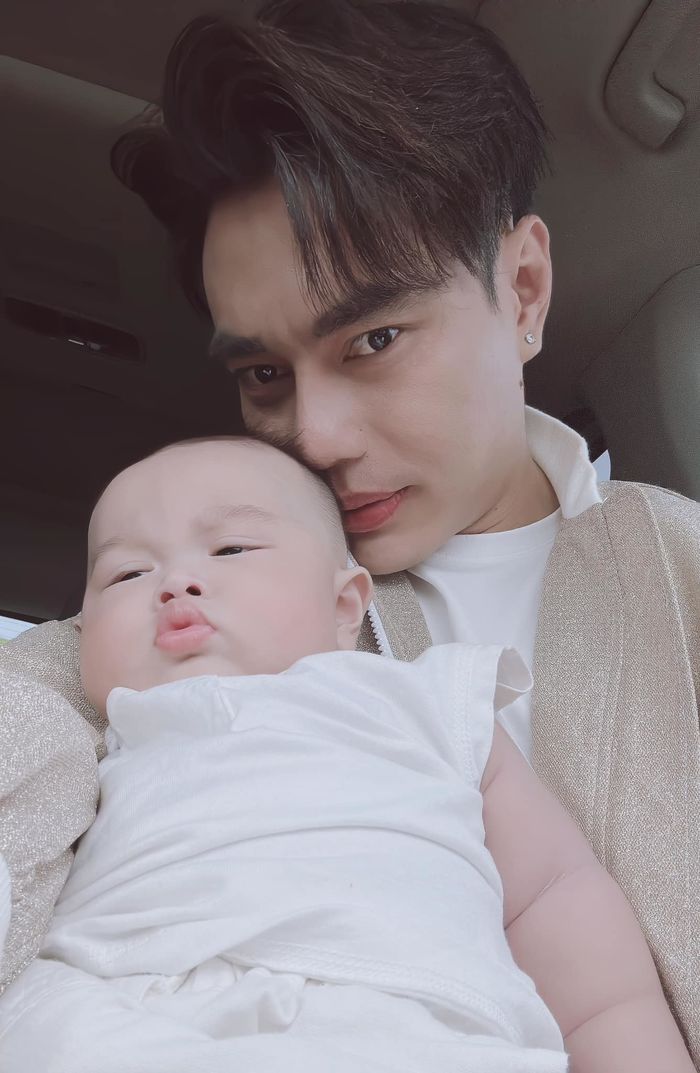 Con trai Dương Lâm 7 tháng tuổi được ba tìm vợ, vàng đeo đỏ tay