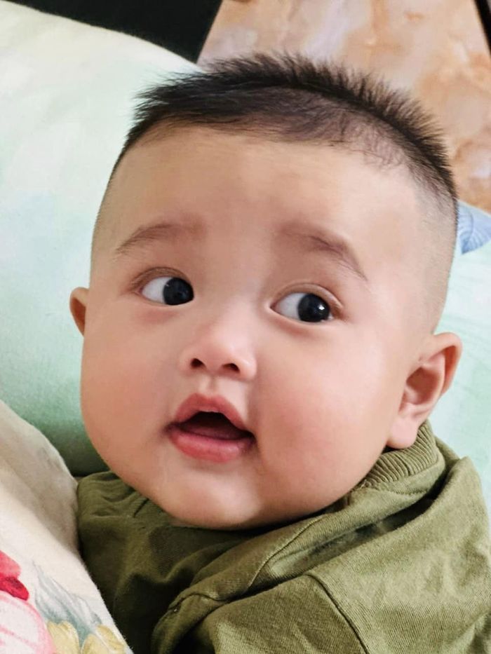 Con trai Dương Lâm 7 tháng tuổi được ba tìm vợ, vàng đeo đỏ tay