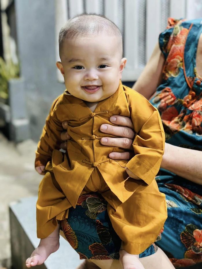 Con trai Dương Lâm 7 tháng tuổi được ba tìm vợ, vàng đeo đỏ tay