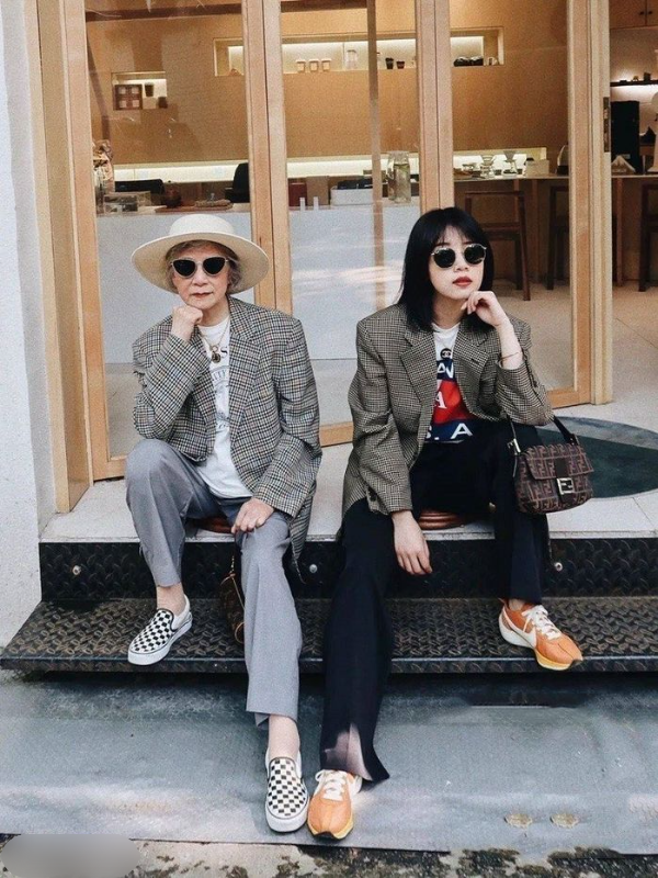 Cụ bà khiến netizen ú òa bởi style năng động, tóc trắng dài cá tính