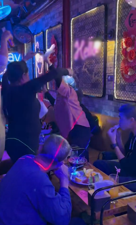 Cụ bà tất tay, uống ly này đến ly khác khiến con cháu rén ngang