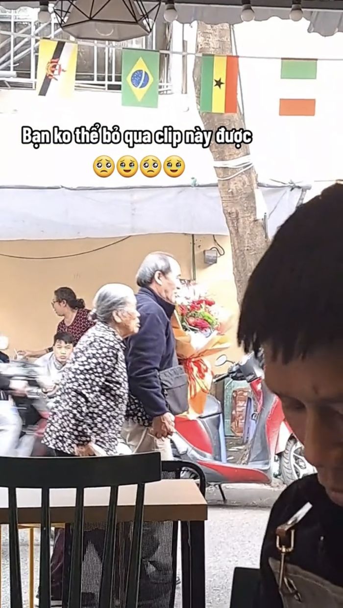 Cụ ông cầm bó hoa lớn và nắm tay vợ, netizen: Ước mơ một đời hạnh phúc