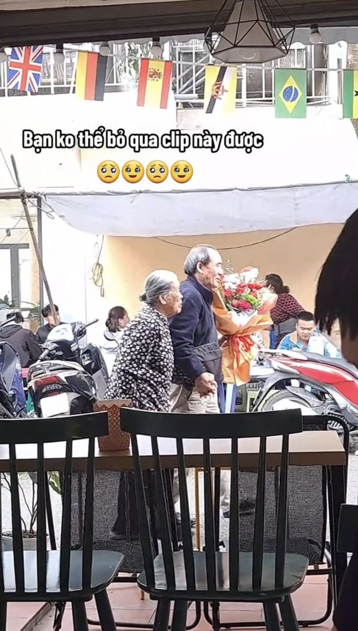 Cụ ông cầm bó hoa lớn và nắm tay vợ, netizen: Ước mơ một đời hạnh phúc