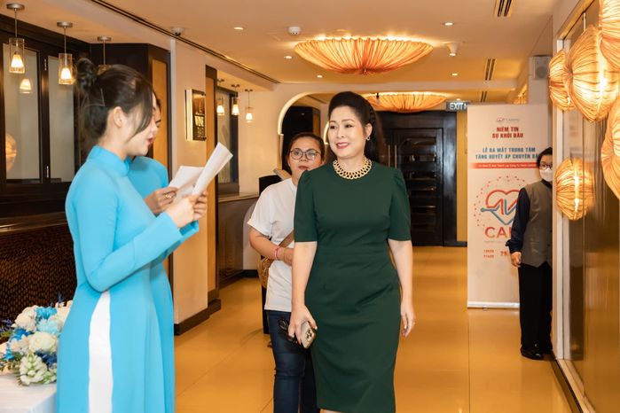 Ảnh hot sao Việt 29/3: NSND Hồng Vân mặc lại đầm ôm sau 15 năm