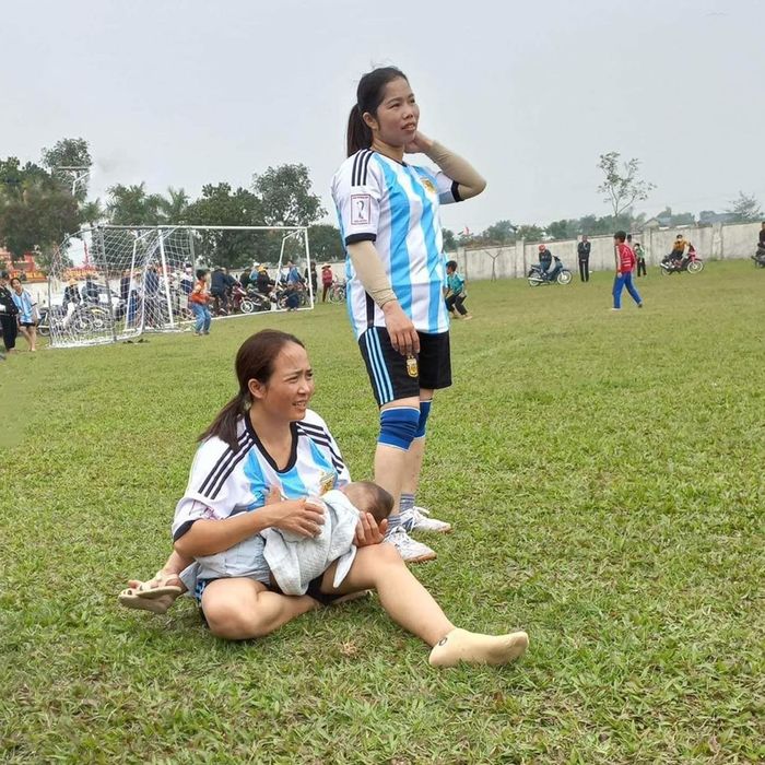 Đam mê bóng đá bất diệt: Nữ tiền đạo xin tạm ngưng để tiếp sữa cho con
