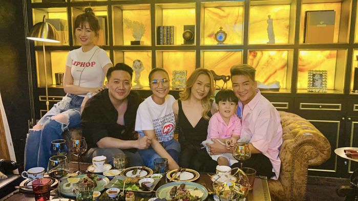 Mr. Đàm đưa con gặp gỡ dàn sao Việt, Polo bẽn lẽn khi Mỹ Tâm cưng nựng