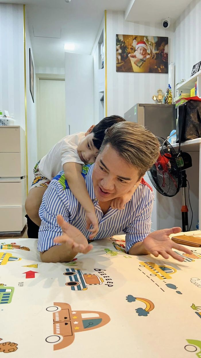 Mr. Đàm đưa con gặp gỡ dàn sao Việt, Polo bẽn lẽn khi Mỹ Tâm cưng nựng