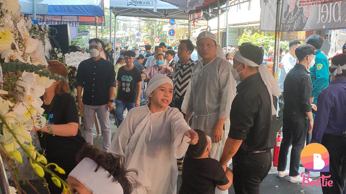 Nghẹn lòng cảnh tiễn đưa NSƯT Vũ Linh: Bình Tinh không còn sức để khóc